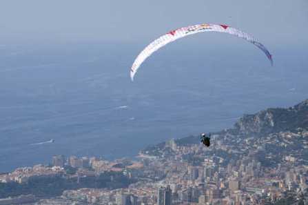 Chrigel flying down from Mont Gros